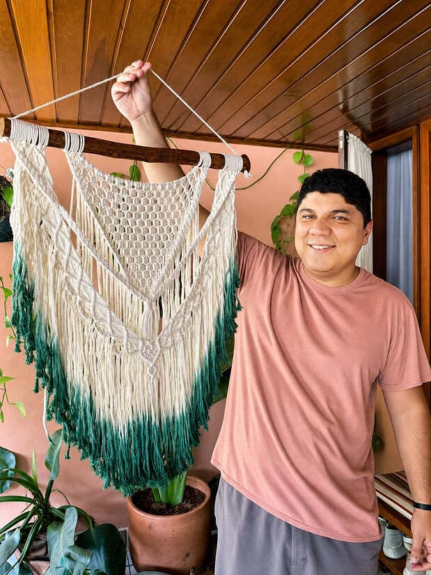 Caminho de mesa de macramê feito por Juliana